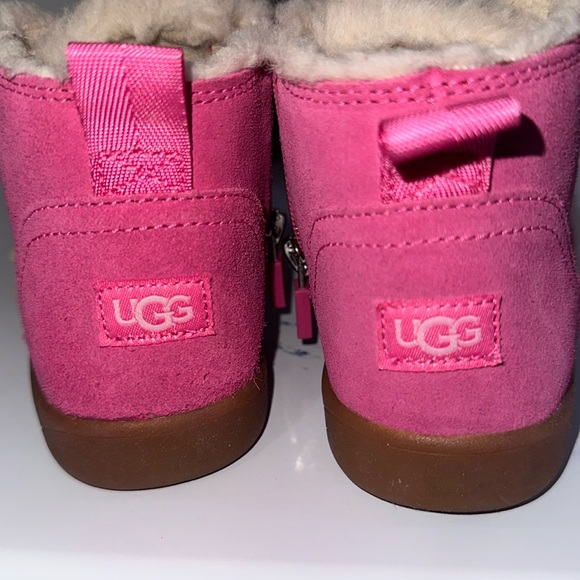 UGG 11C - Picture 2 of 3